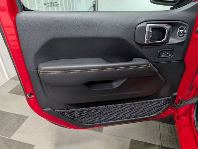 Used 2025 Jeep Wrangler Unlimited Sahara w/ Safety Group AWD/4WD image 13