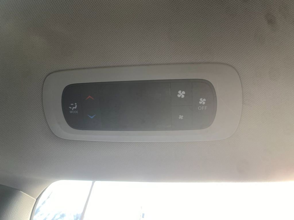 Used 2021 Chrysler Voyager LX image 29