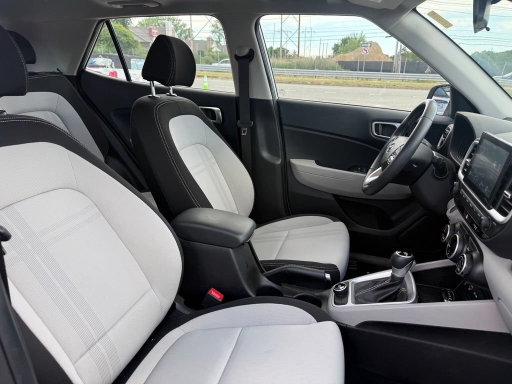 Used 2025 Hyundai Venue SEL FWD image 21