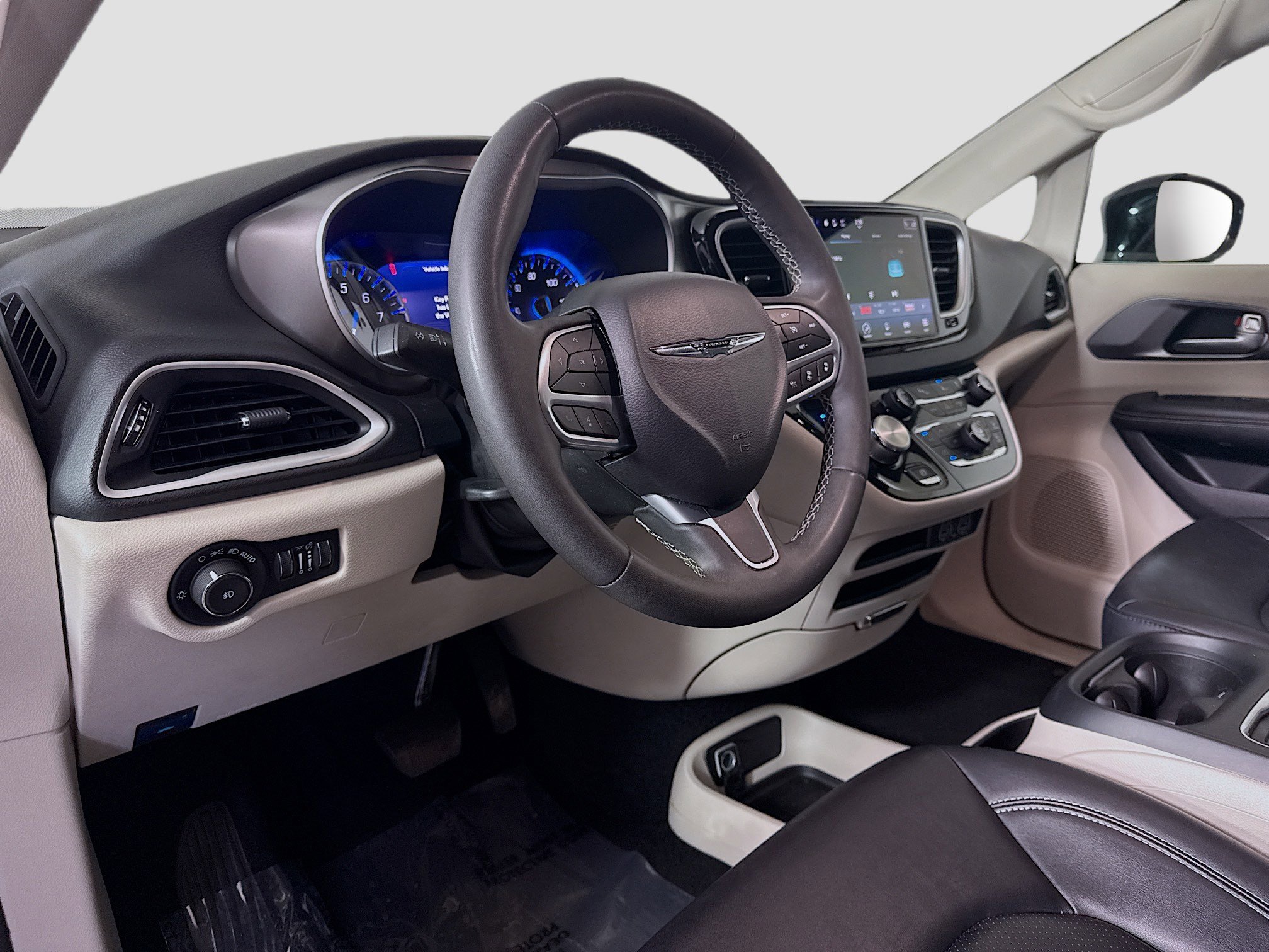 Used 2024 Chrysler Pacifica Touring-L FWD image 23