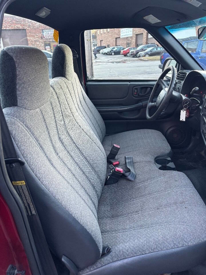 Used 2001 Chevrolet S10 Pickup 2WD Regular Cab image 10