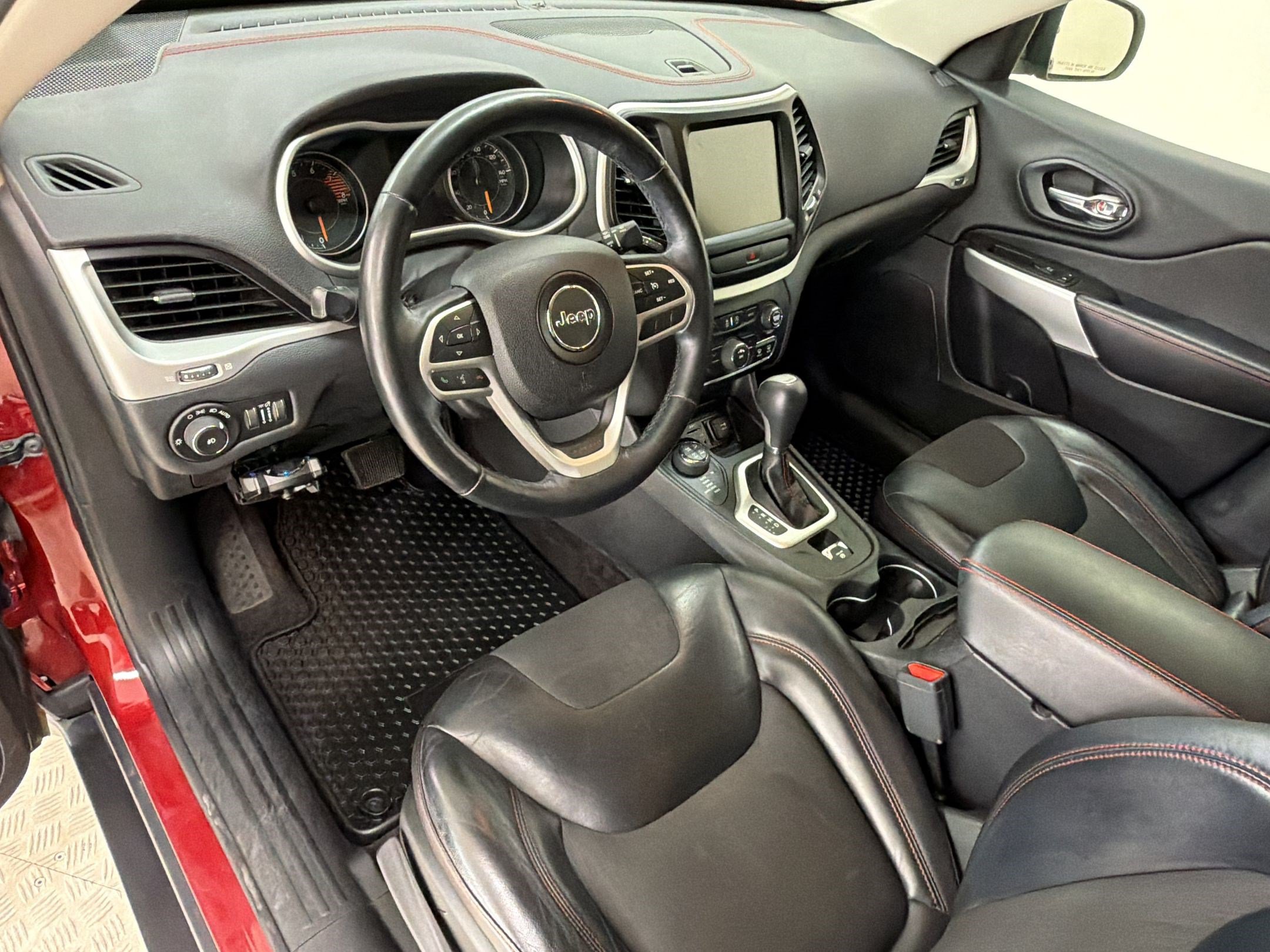 Used 2017 Jeep Cherokee Trailhawk w/ Cold Weather Group AWD/4WD image 4