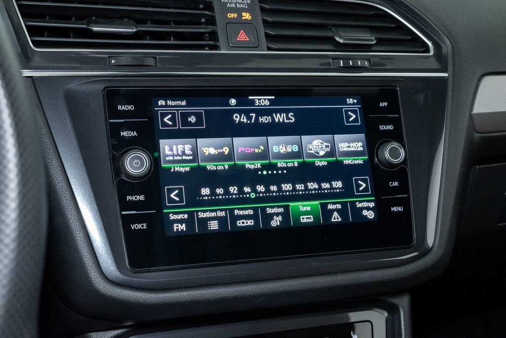 Used 2022 Volkswagen Tiguan SE R-Line image 16