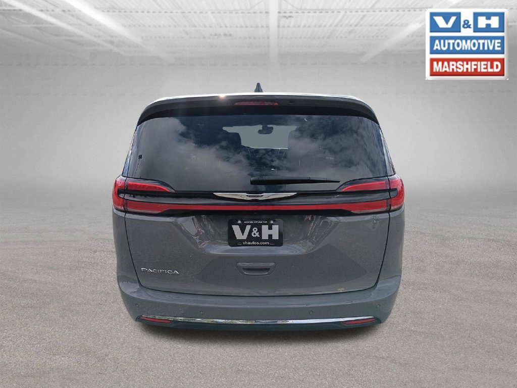Used 2025 Chrysler Pacifica Select FWD image 3