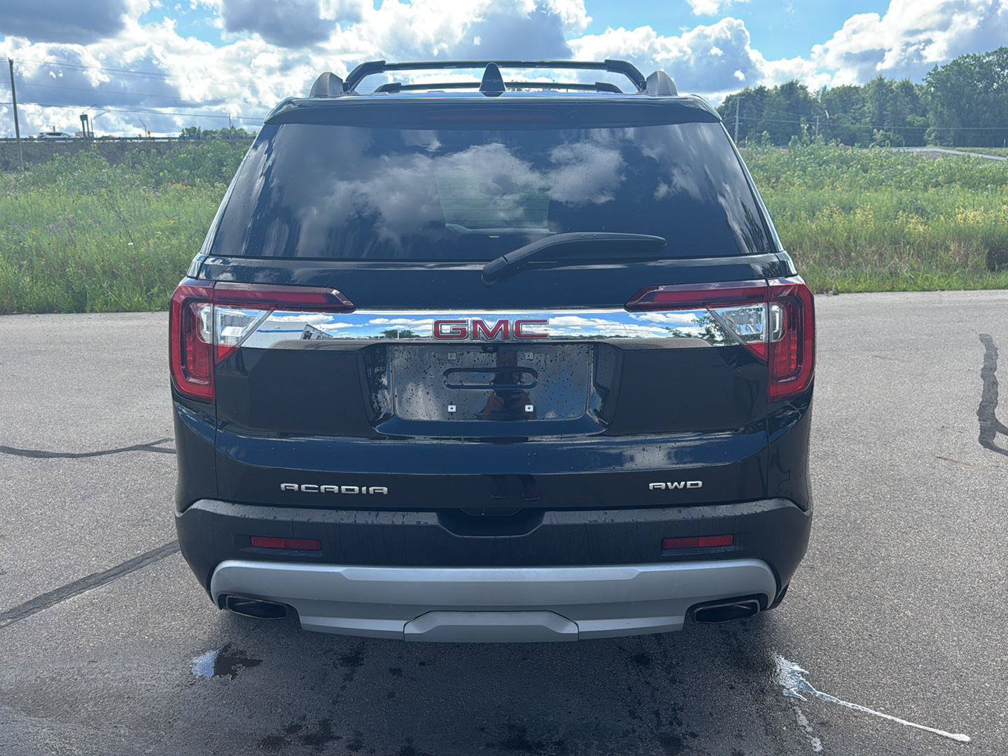 Used 2023 GMC Acadia SLT w/ Technology Package AWD/4WD image 4