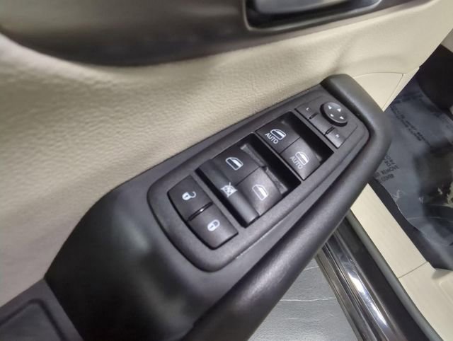 Used 2024 Chrysler Pacifica Select image 21