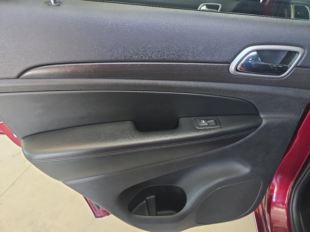 Used 2018 Jeep Grand Cherokee Altitude AWD/4WD image 17