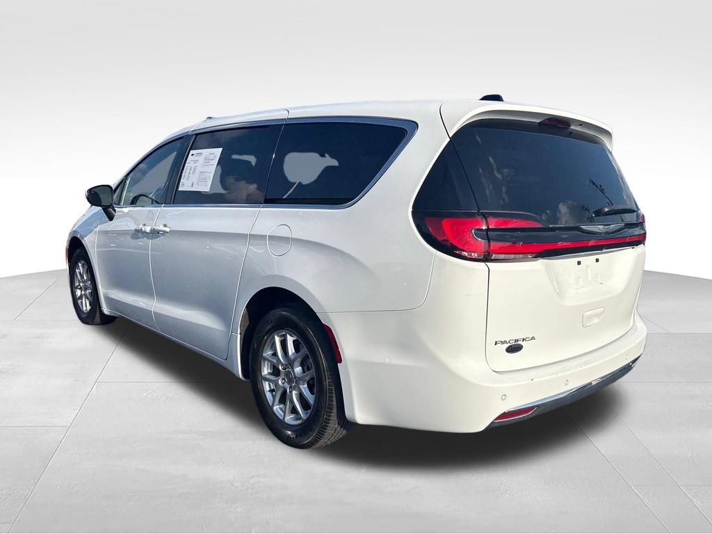 Used 2023 Chrysler Pacifica Touring FWD image 5