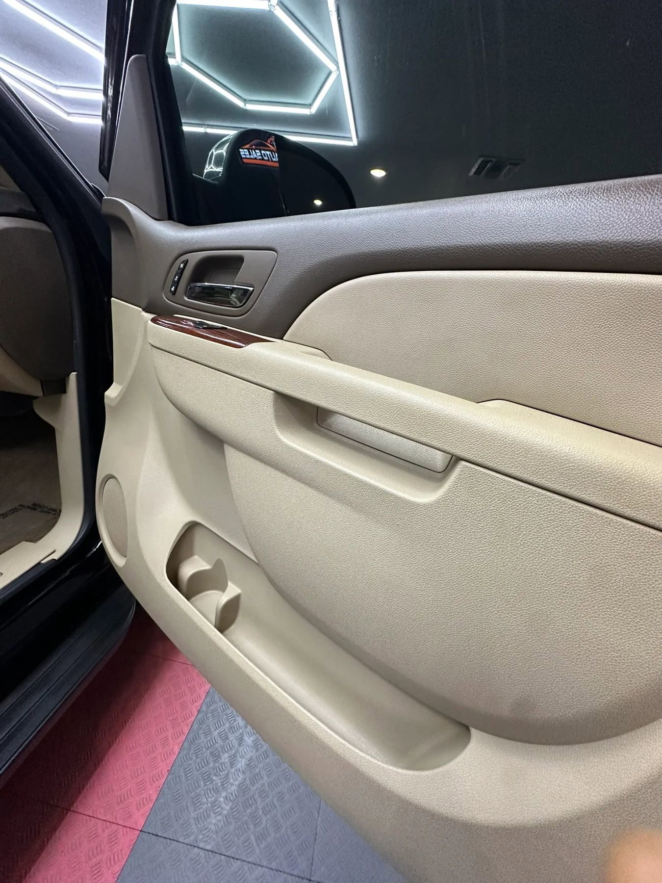 Used 2011 Chevrolet Avalanche LTZ RWD image 25