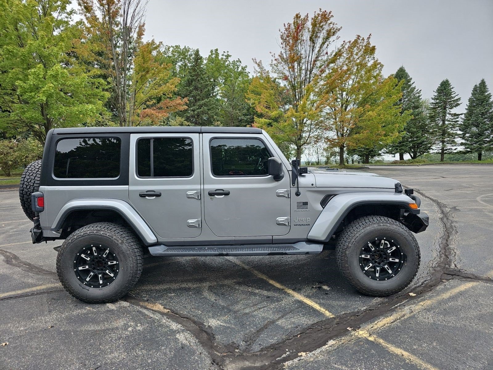 Used 2018 Jeep Wrangler Unlimited Sahara w/ Cold Weather Group AWD/4WD image 7