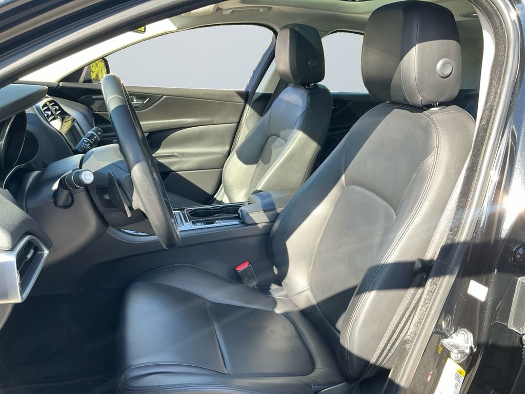Used 2017 Jaguar XE Premium image 9