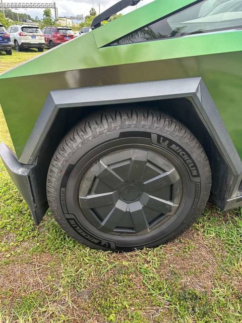 Used 2024 Tesla Cybertruck AWD Crew Cab image 5