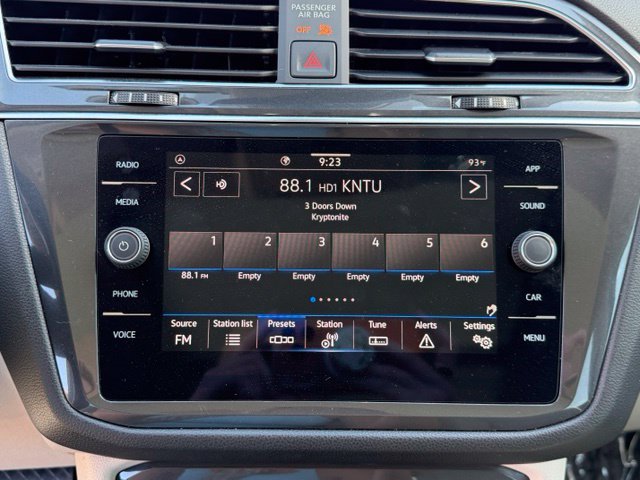 Used 2023 Volkswagen Tiguan SE w/ Panoramic Sunroof Package FWD image 19