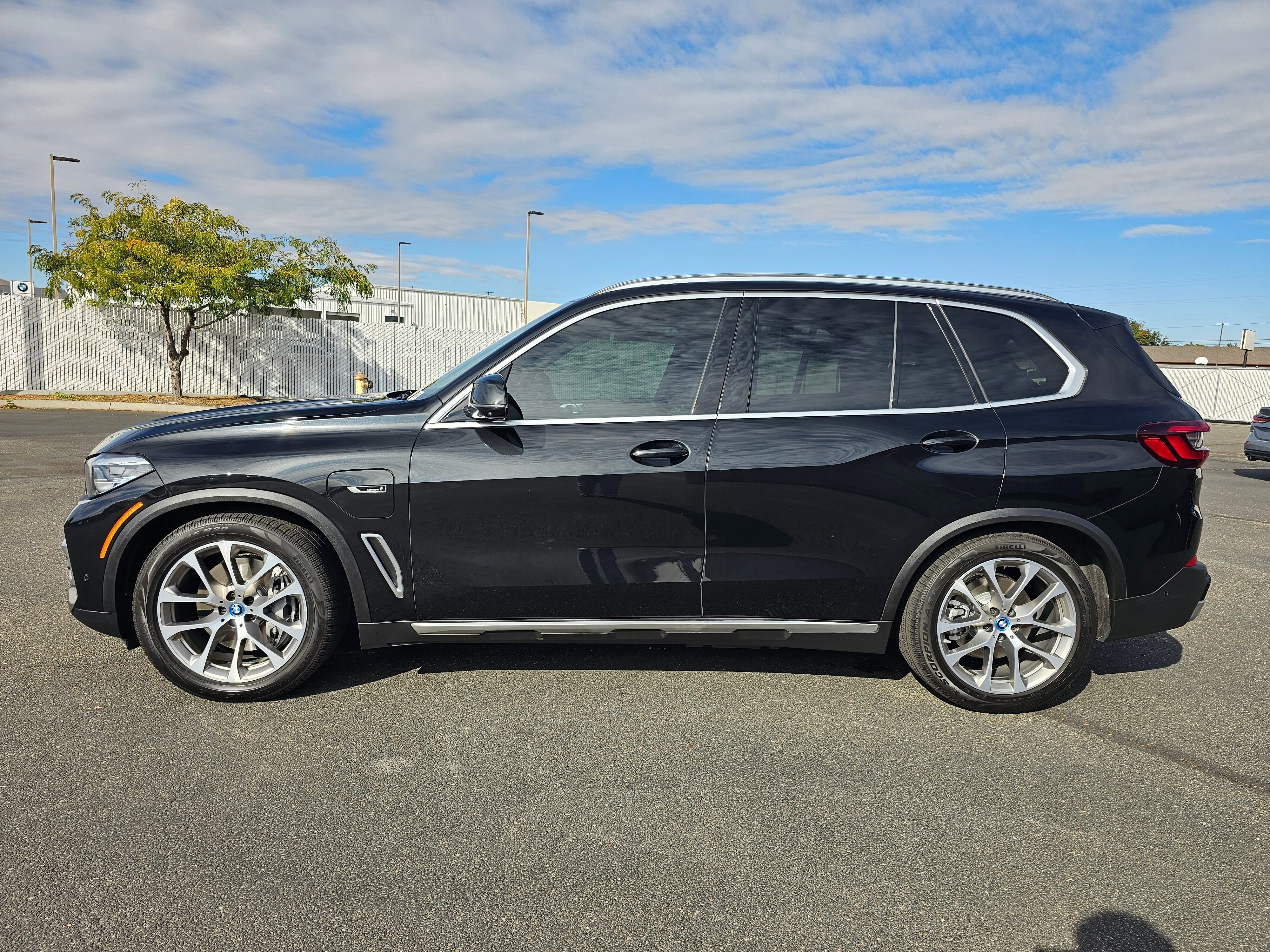 Used 2022 BMW X5 xDrive45e w/ Premium Package image 3