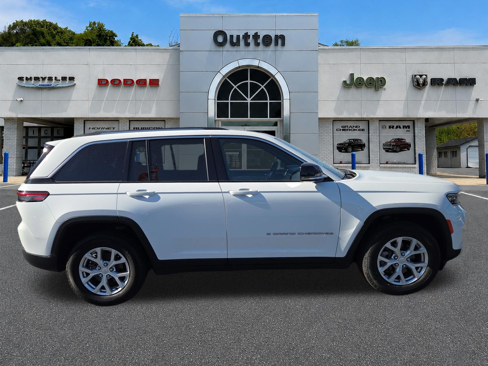 Used 2023 Jeep Grand Cherokee Limited AWD/4WD image 2