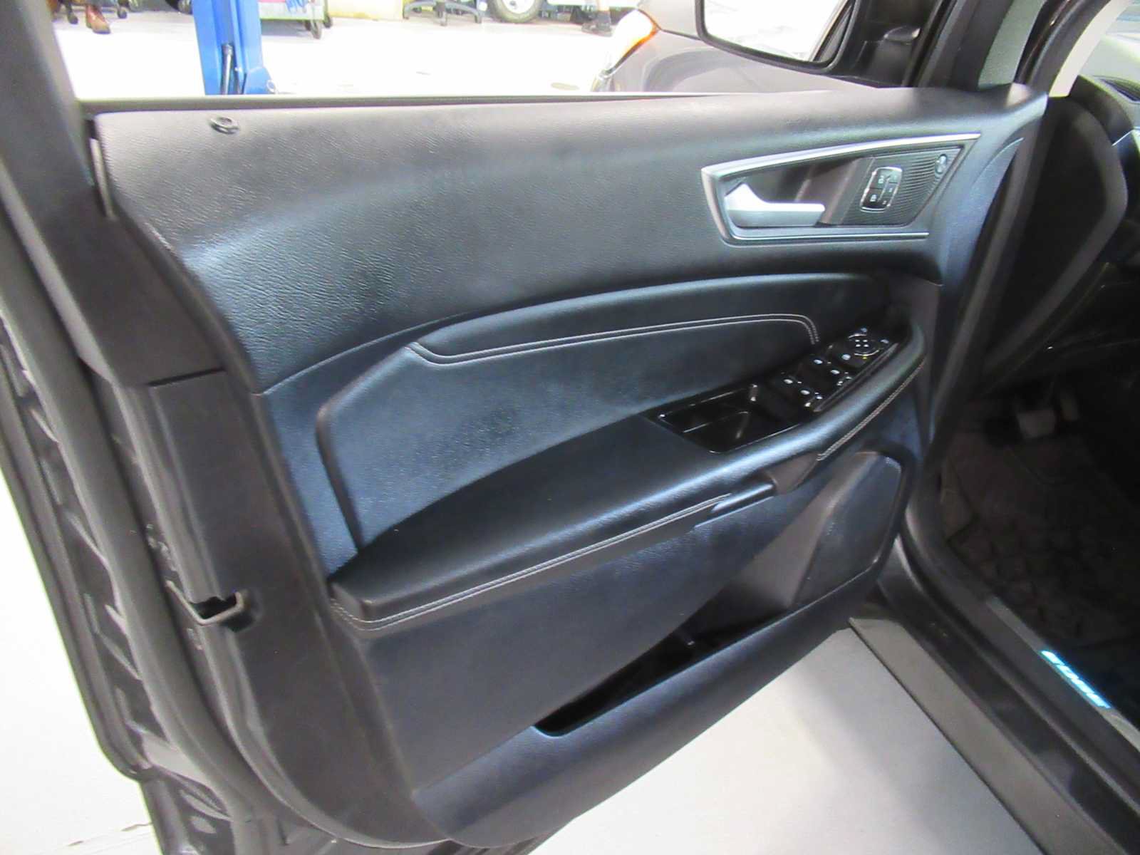 Used 2020 Ford Edge Titanium FWD image 14