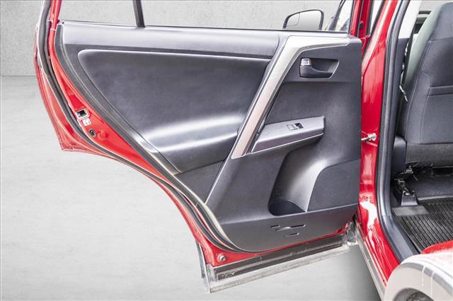 Used 2018 Toyota RAV4 LE image 21