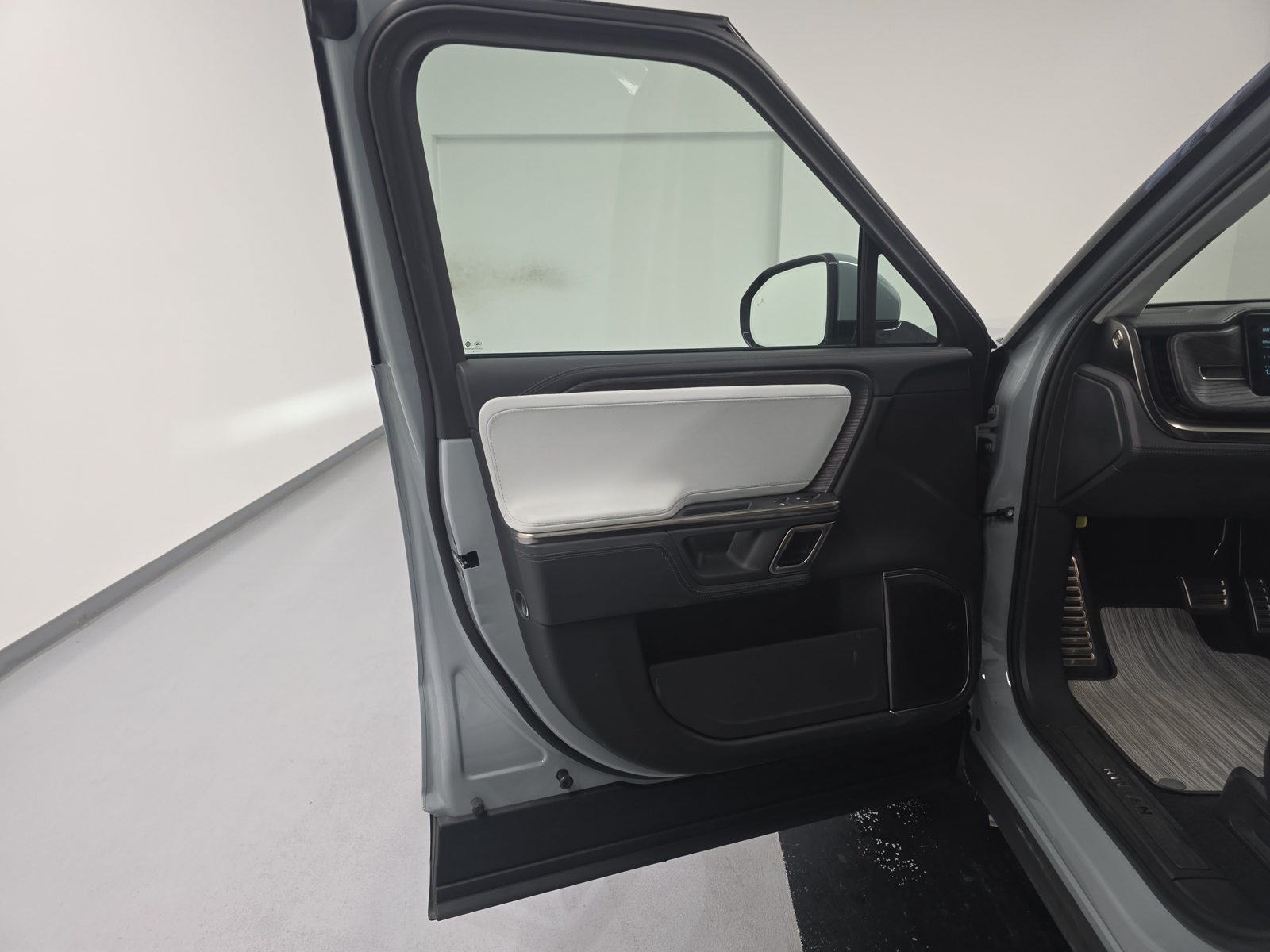 Used 2024 Rivian R1T Adventure Dual AWD/4WD image 16