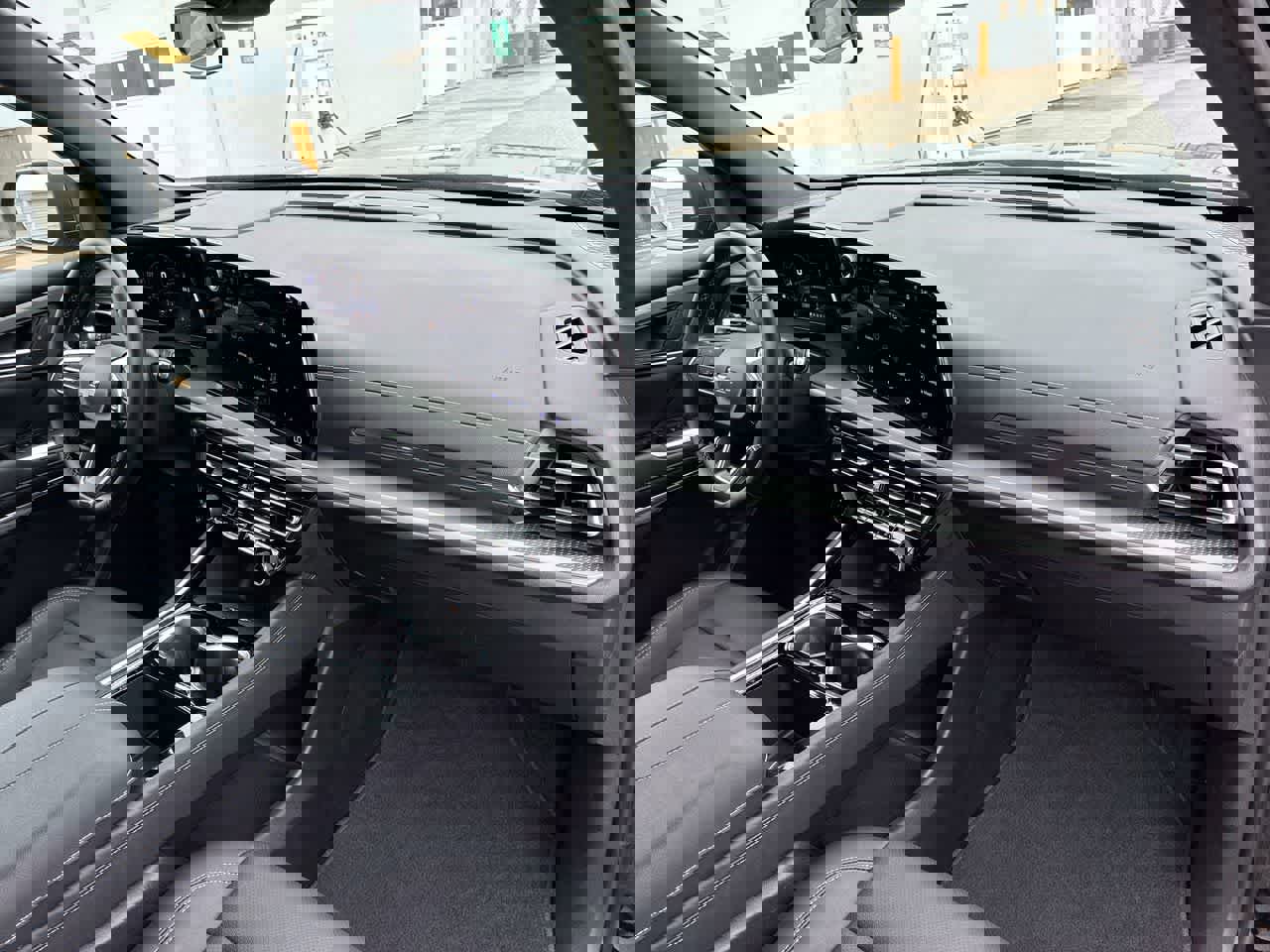 Used 2025 Chevrolet Traverse LT image 28