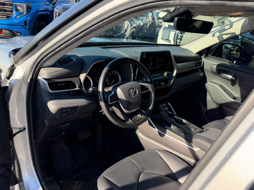 Used 2024 Toyota Highlander XLE FWD image 28