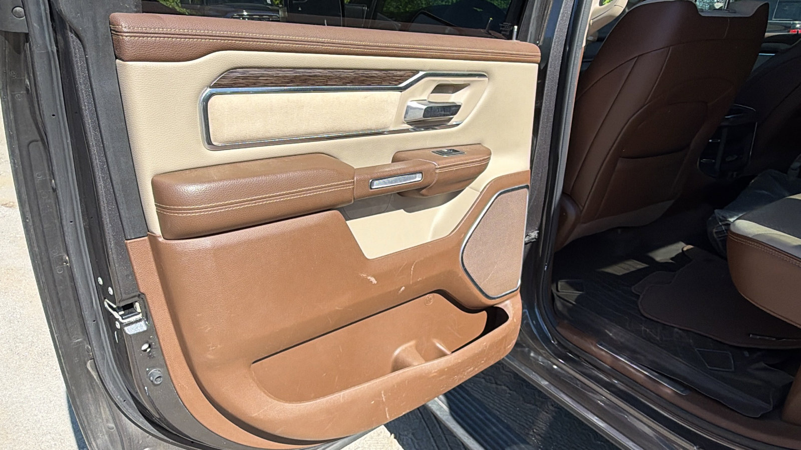 Used 2019 RAM 1500 Laramie AWD/4WD image 23