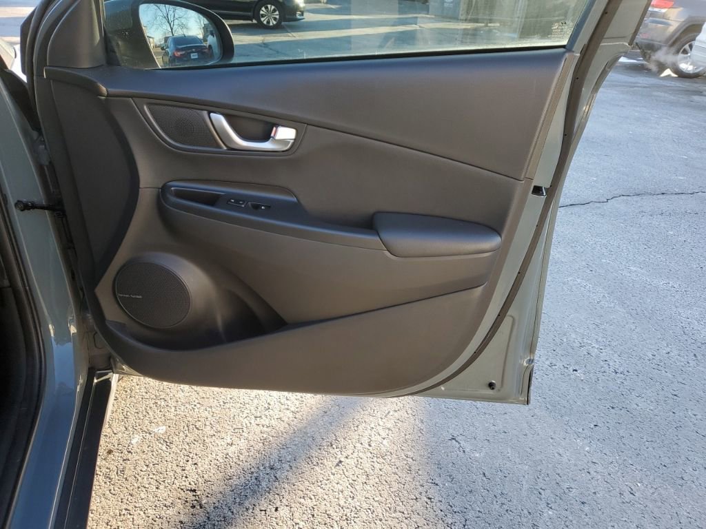 Used 2022 Hyundai Kona Limited w/ Cargo Package image 33