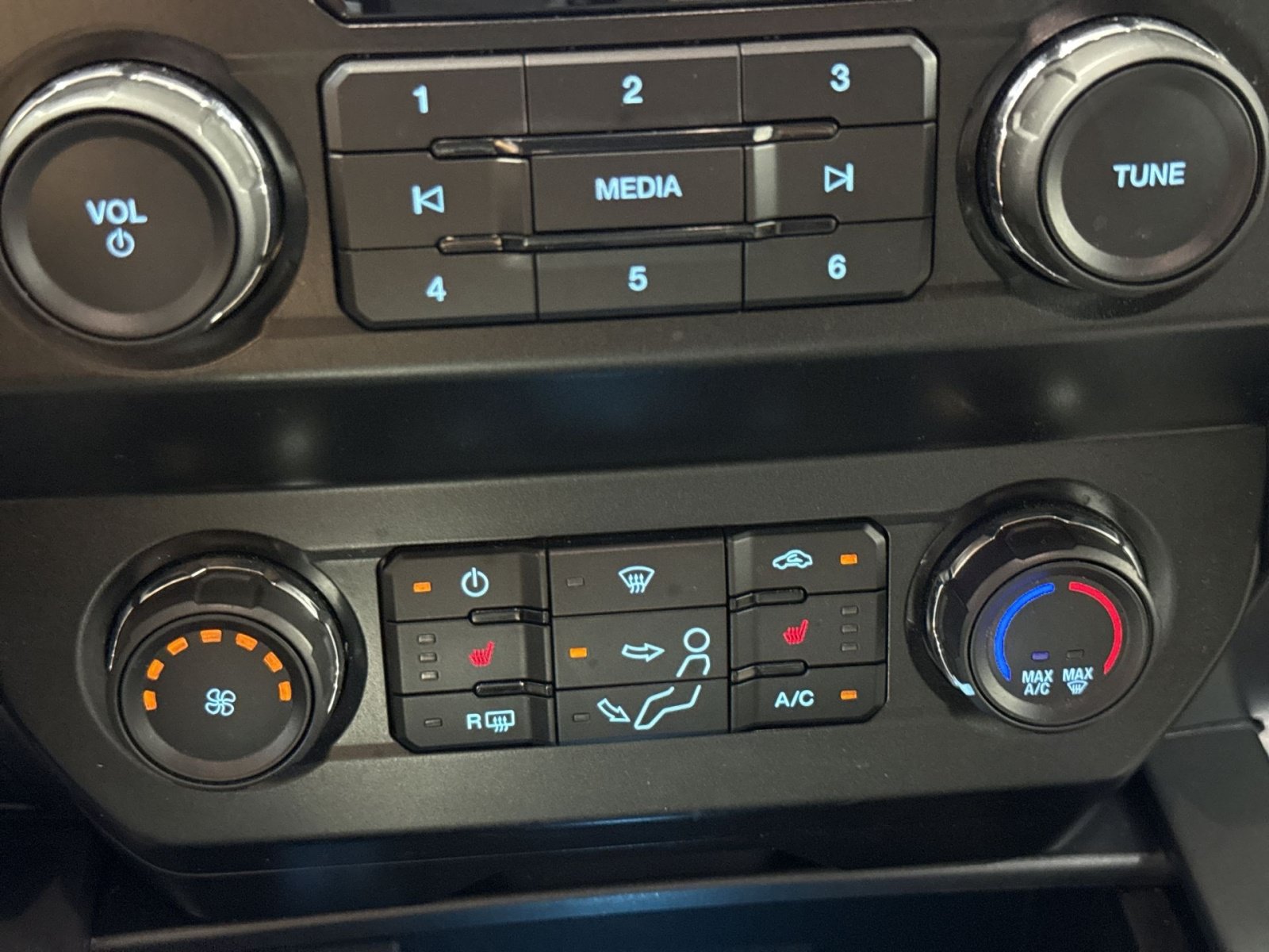 Used 2022 Ford F350 XLT w/ XLT Premium Package AWD/4WD image 23