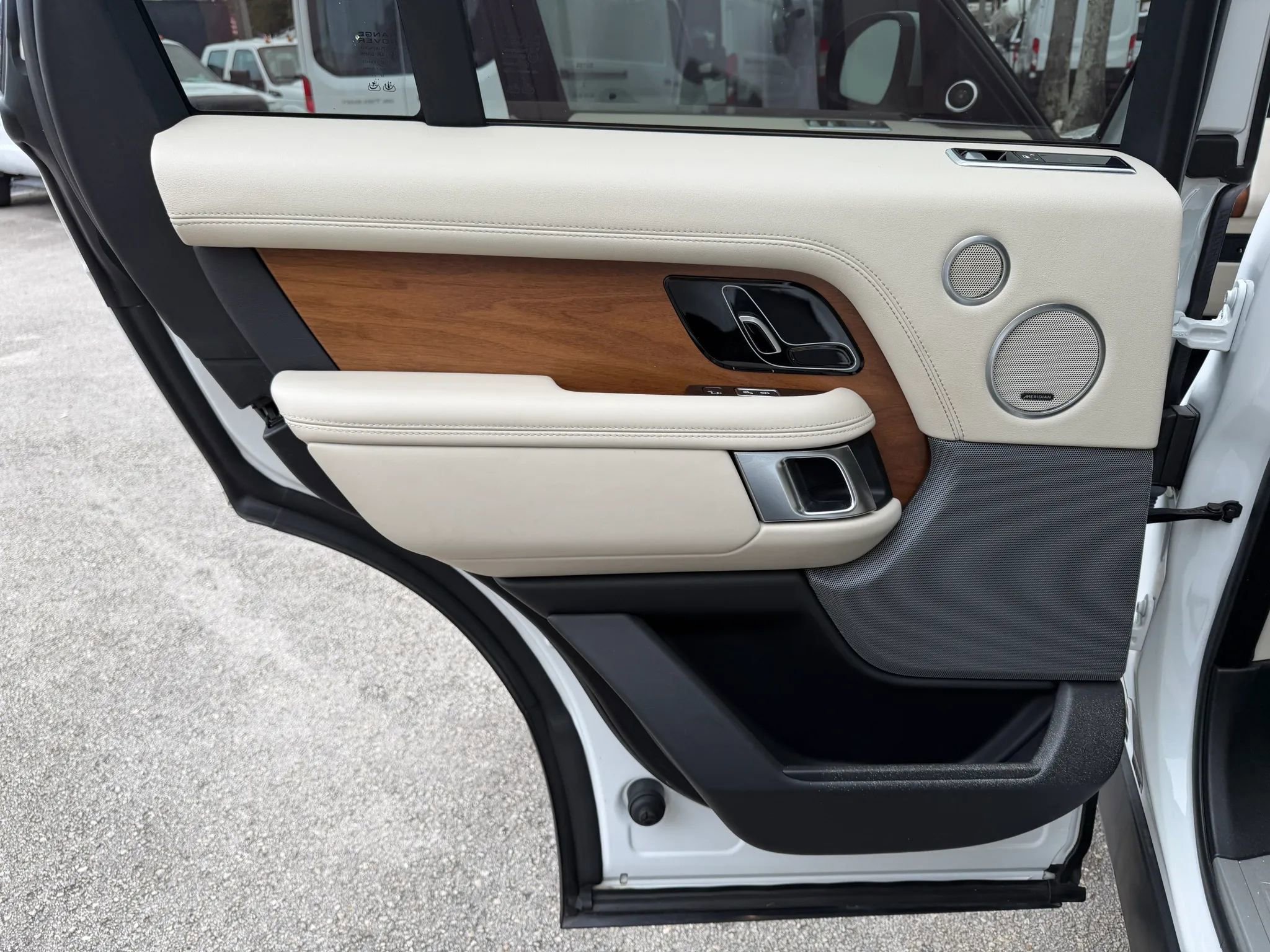 Used 2018 Land Rover Range Rover HSE image 12