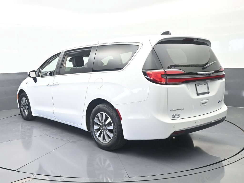 Used 2023 Chrysler Pacifica Touring-L FWD image 4