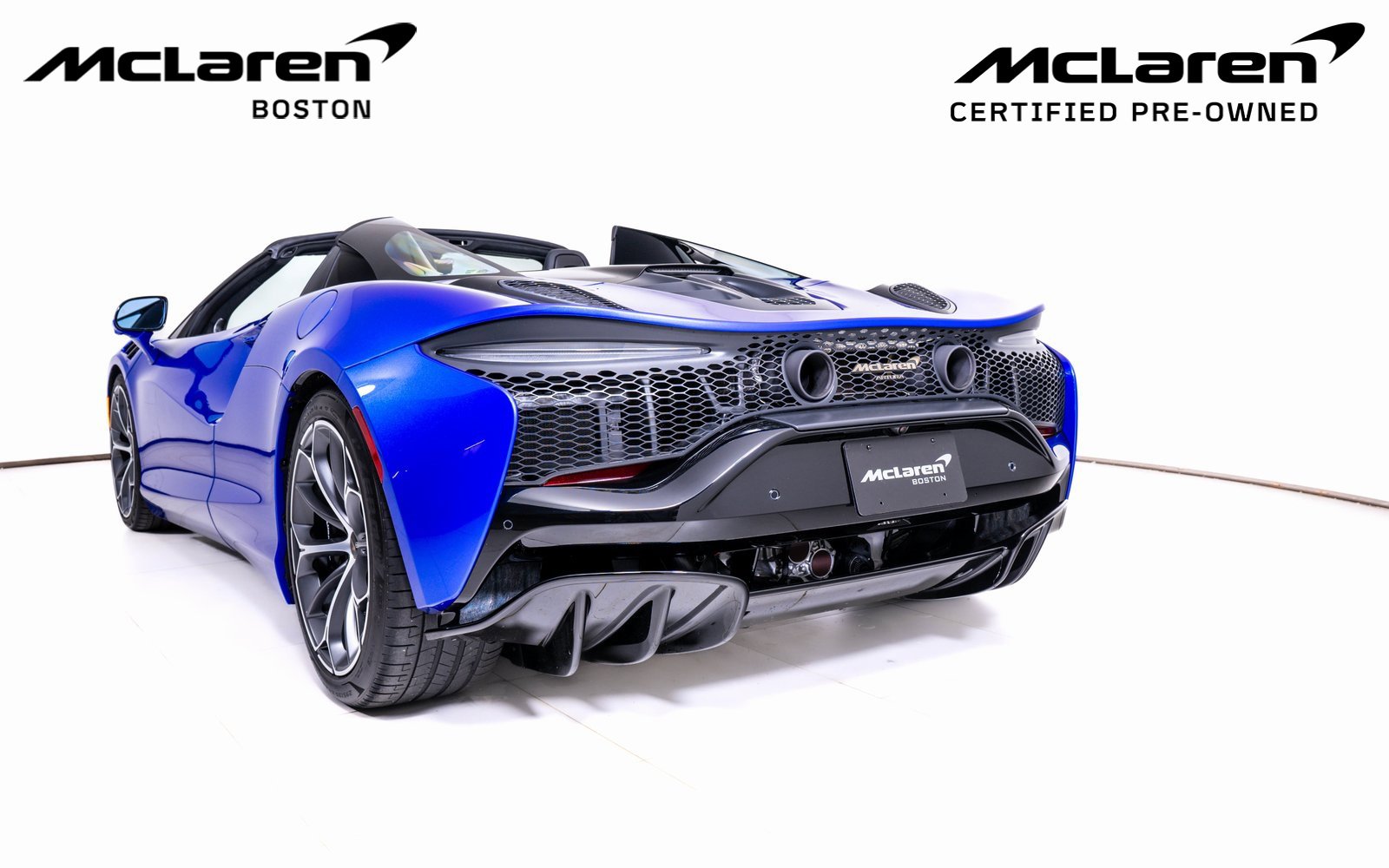 Used 2025 McLaren Artura Spider image 12