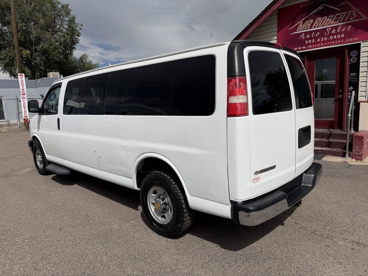 Used 2017 Chevrolet Express 3500 LT w/ LT Preferred Equipment Group RWD image 6