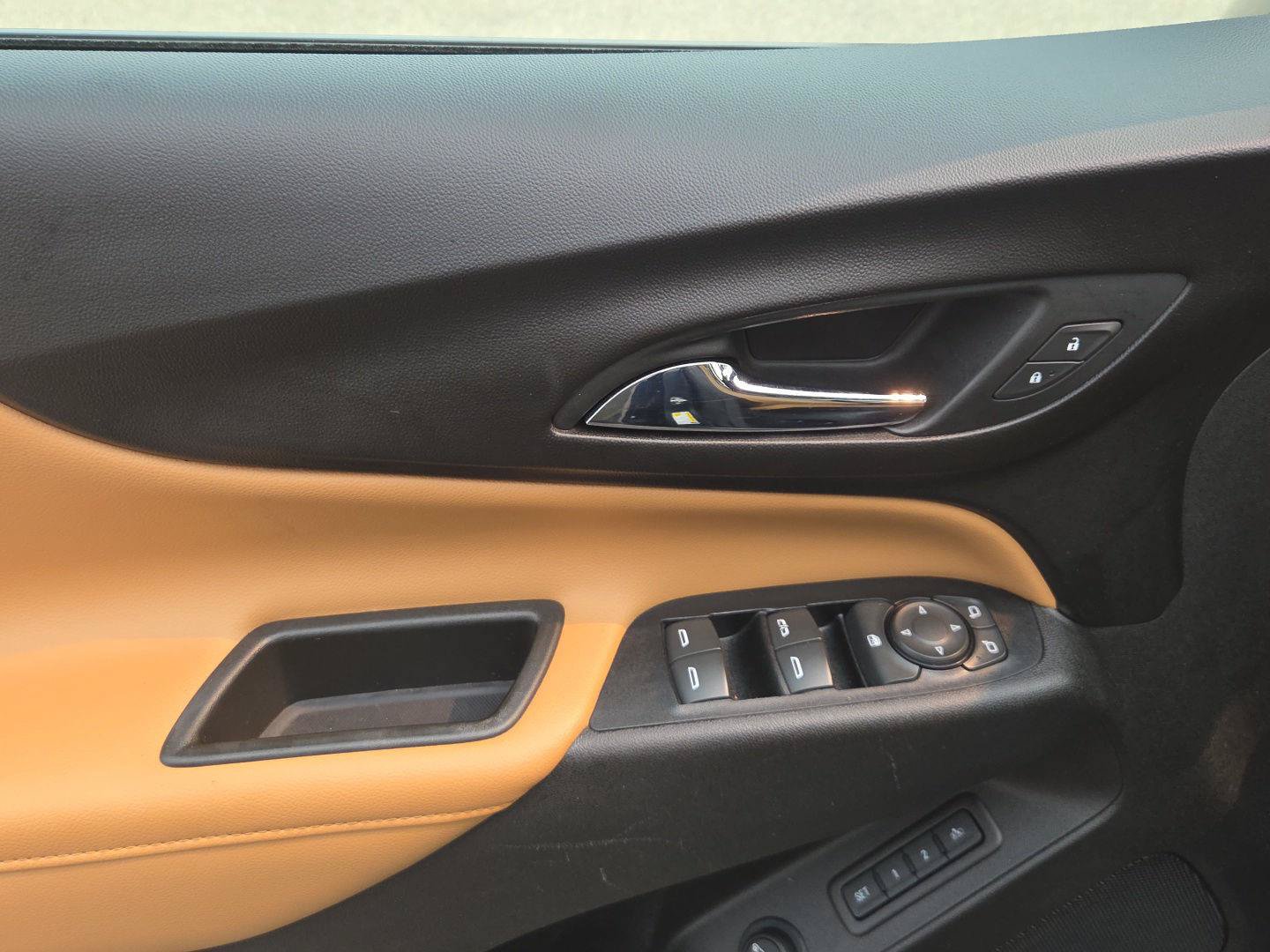 Used 2018 Chevrolet Equinox Premier FWD image 16