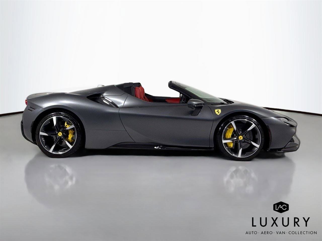 Used 2022 Ferrari SF90 Spider image 5