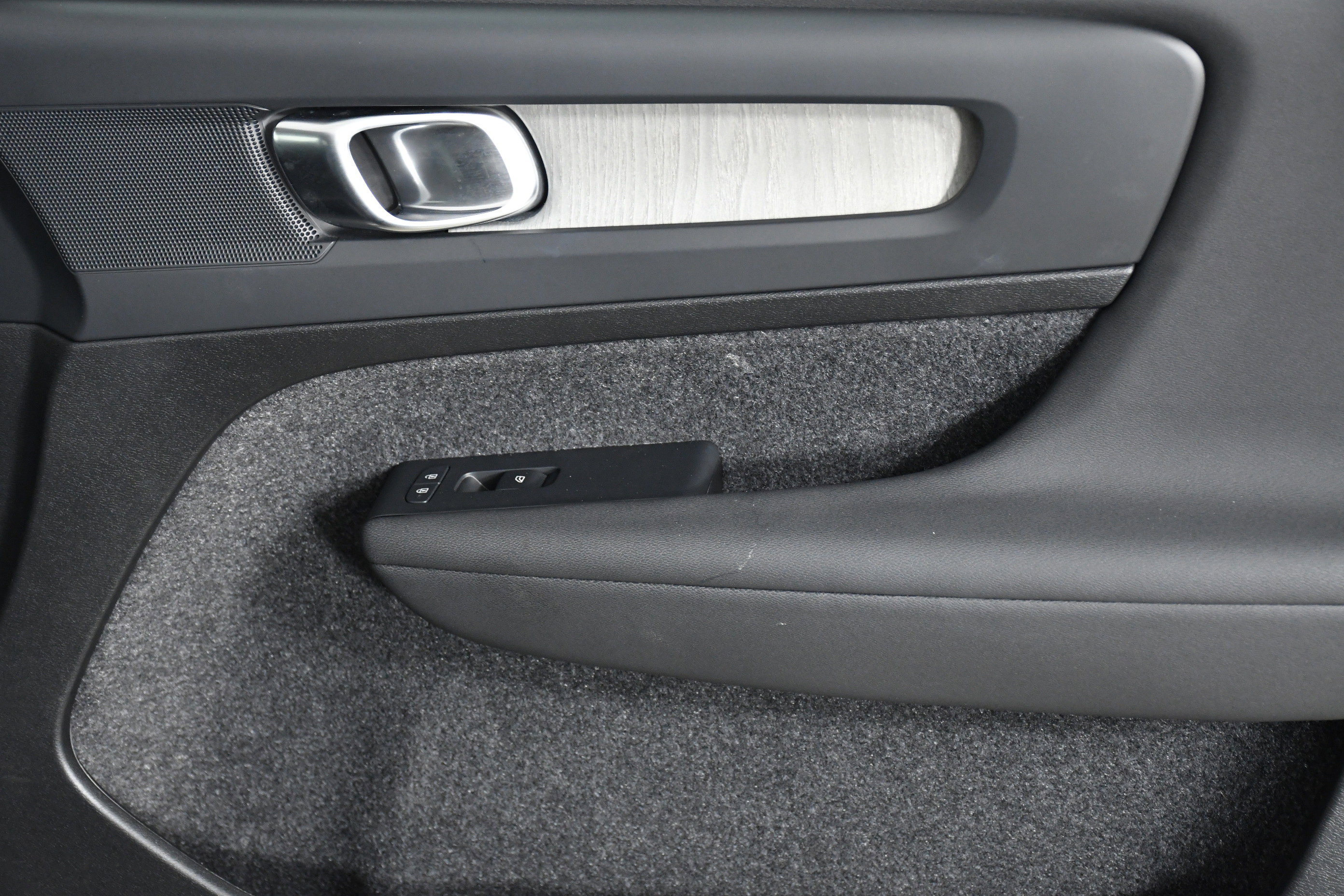 Used 2025 Volvo XC40 B5 Plus image 28