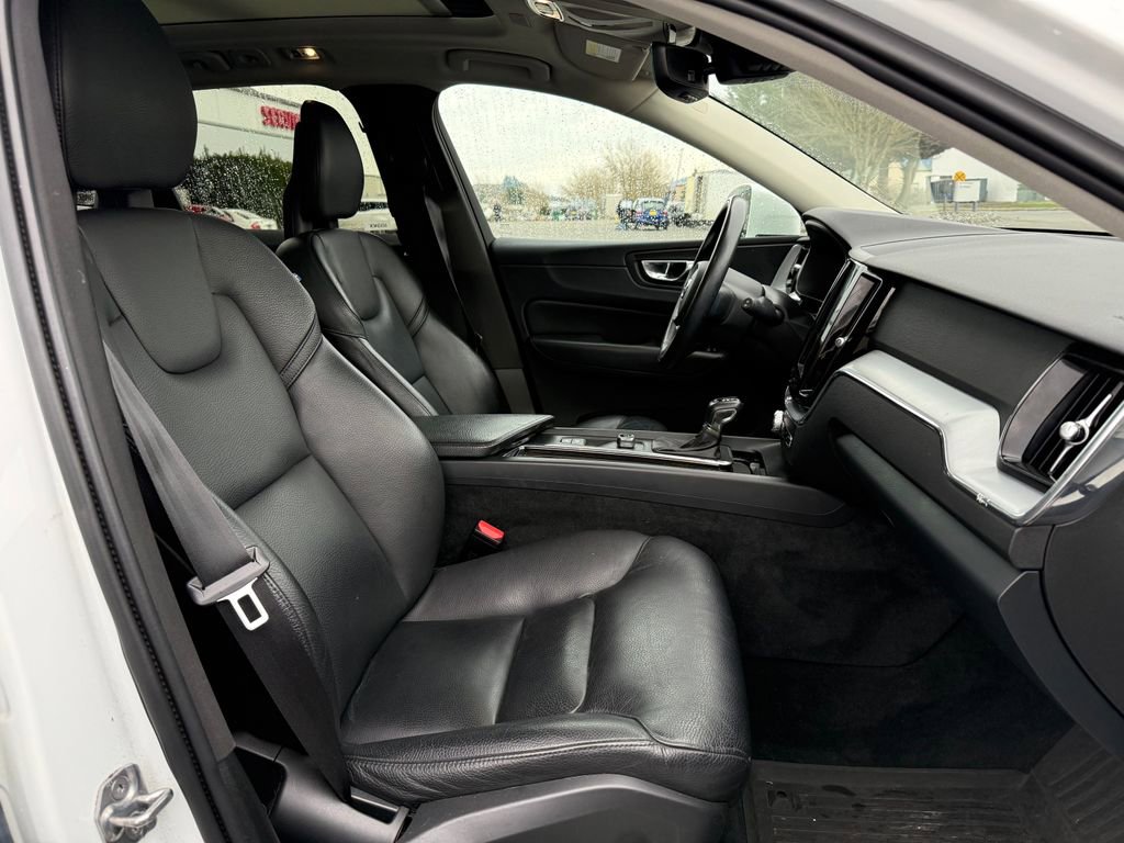 Used 2018 Volvo XC60 T6 Momentum w/ Advanced Package image 11