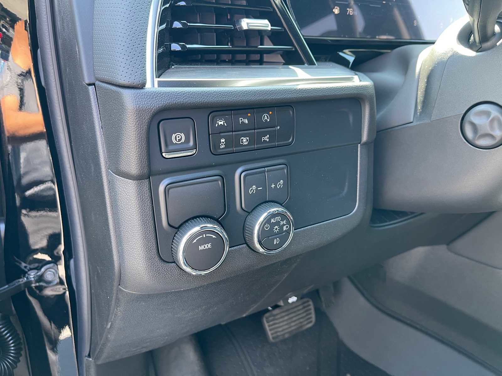 New 2025 Chevrolet Suburban Premier image 25