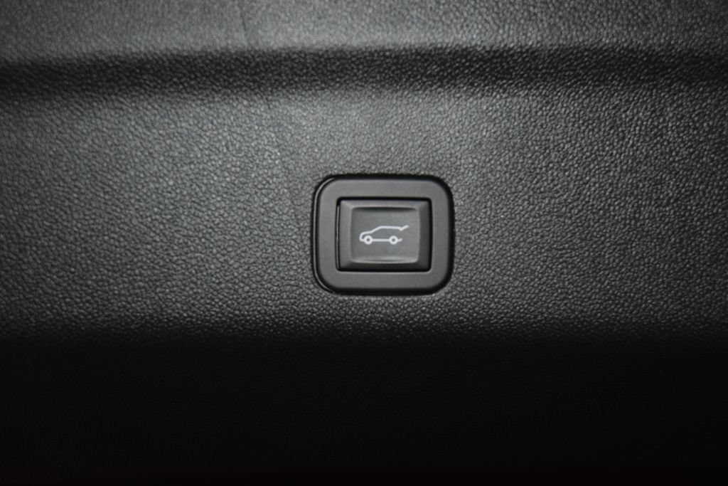 Used 2024 Cadillac Escalade ESV Premium Luxury w/ LPO, Floor Liner Package AWD/4WD image 27