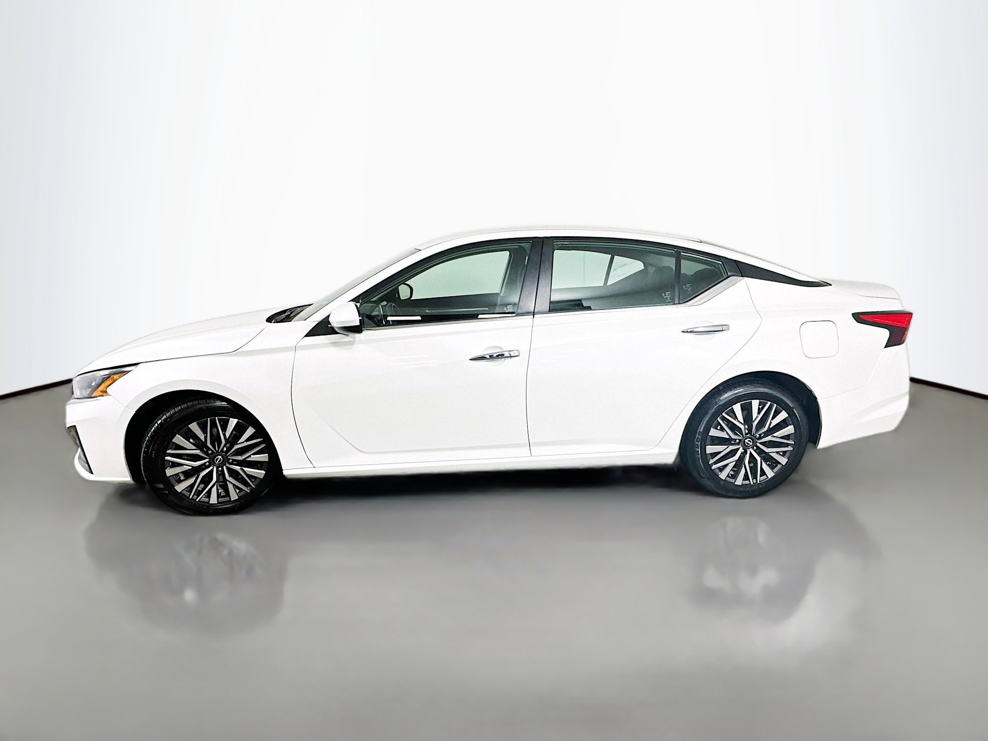 Used 2023 Nissan Altima 2.5 SV image 4