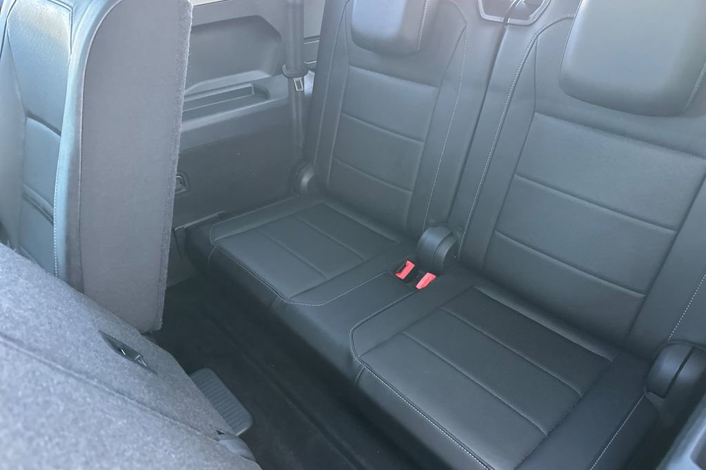 Used 2018 Volkswagen Tiguan SE w/ Panoramic Sunroof Package image 15