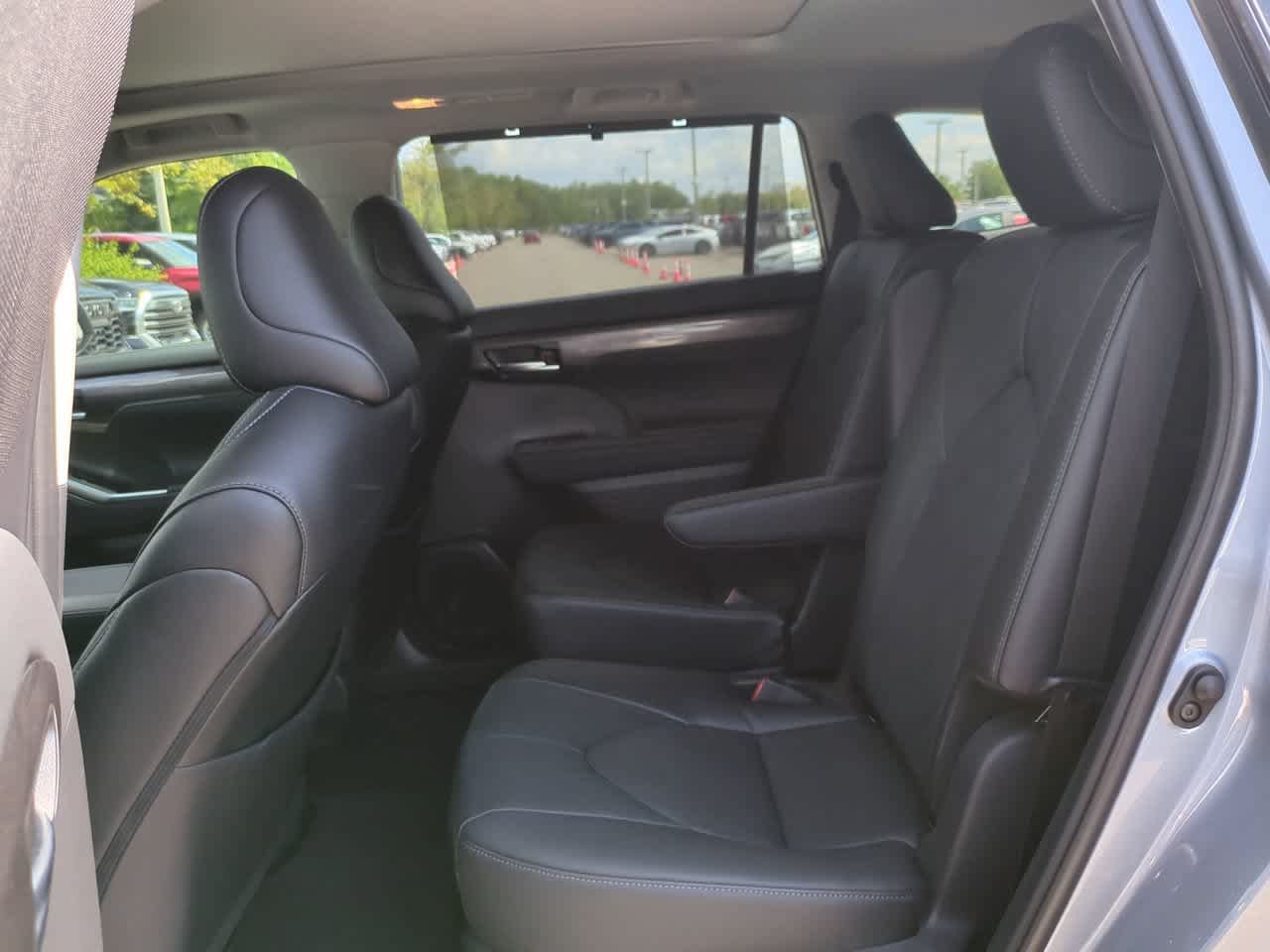 Certified 2024 Toyota Highlander Platinum AWD/4WD image 14