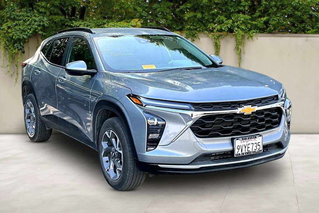 Used 2025 Chevrolet Trax LT w/ Driver Confidence Package FWD image 1