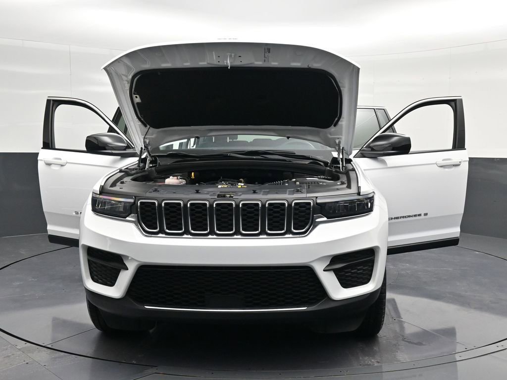 Used 2023 Jeep Grand Cherokee Laredo AWD/4WD image 42