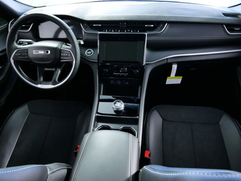 Used 2024 Jeep Grand Cherokee Altitude image 6