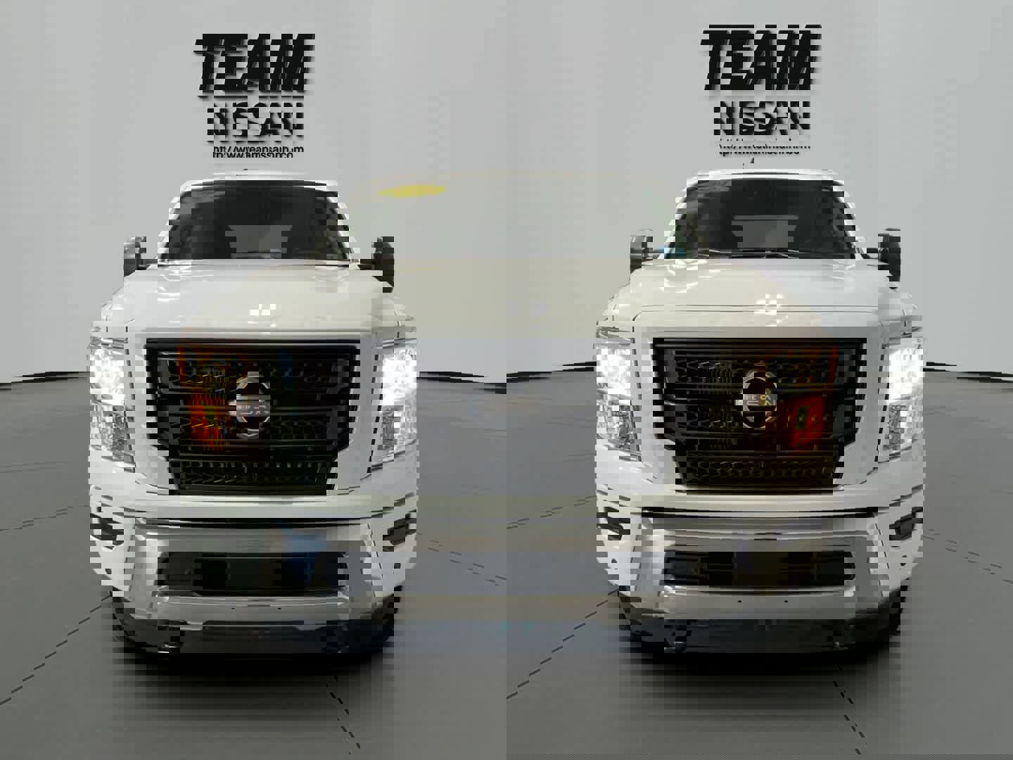 Used 2024 Nissan Titan SV w/ SV Convenience Package image 2