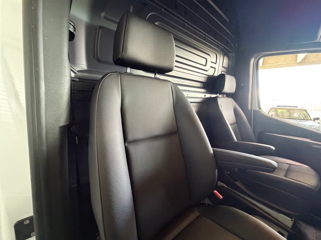 Used 2025 Mercedes-Benz Sprinter 2500 image 33