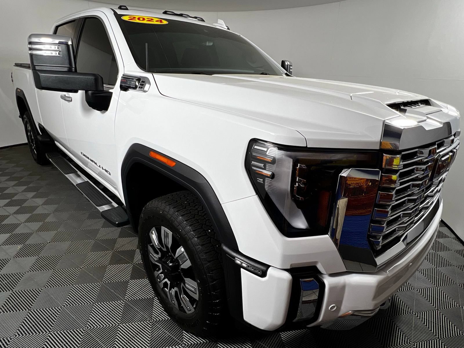 Used 2024 GMC Sierra 2500 Denali w/ Denali Reserve Package AWD/4WD image 3