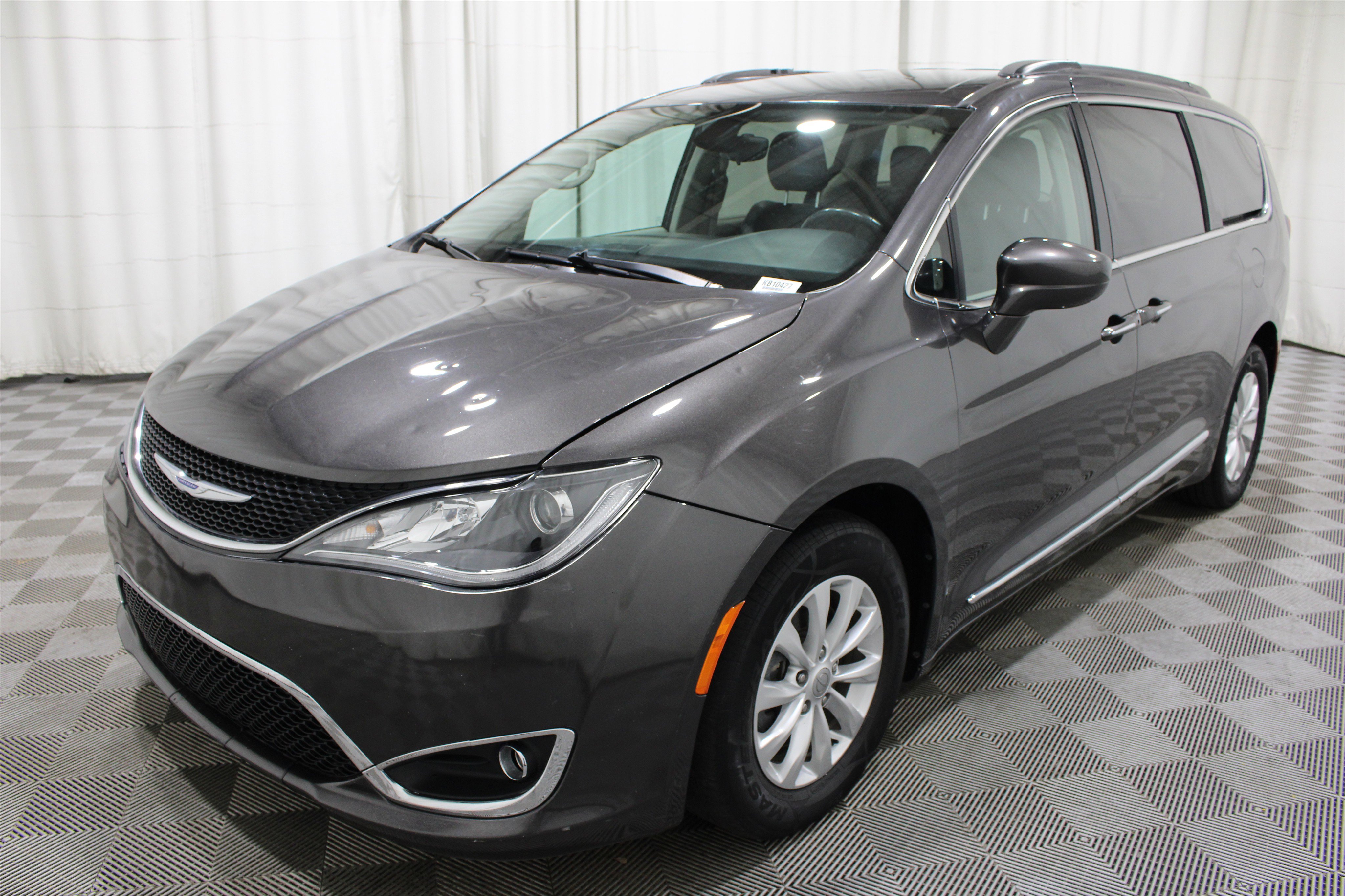 Used 2017 Chrysler Pacifica Touring-L FWD image 32
