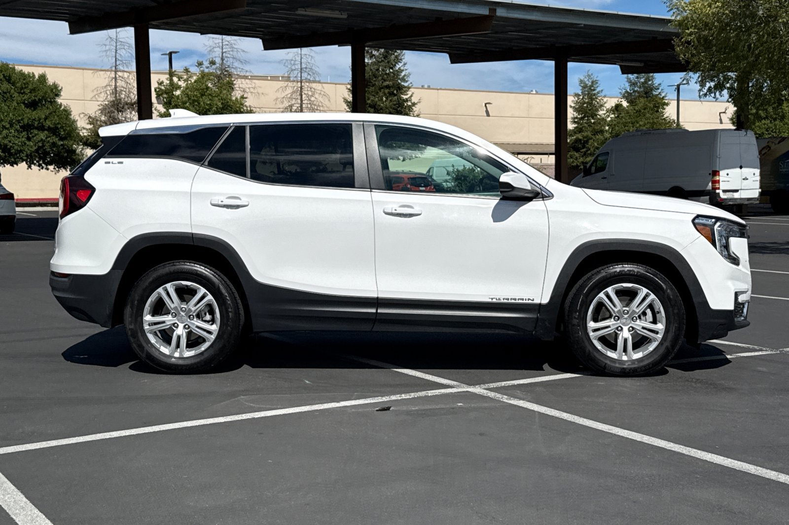 Used 2024 GMC Terrain SLE AWD/4WD image 10