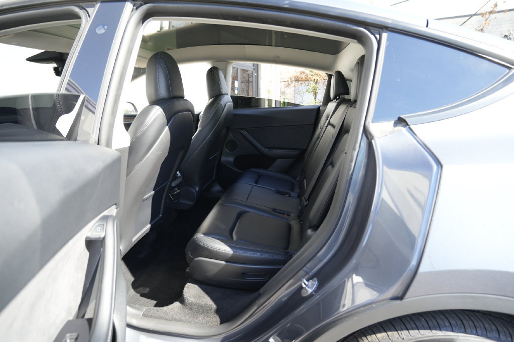 Used 2022 Tesla Model Y Long Range AWD/4WD image 26