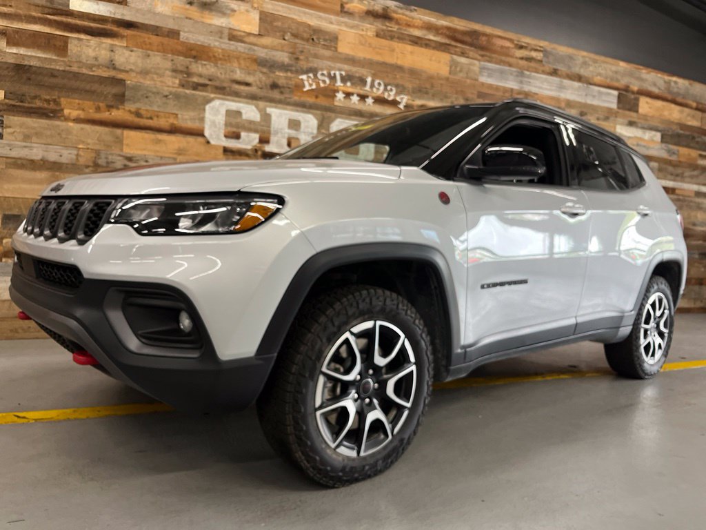 Used 2025 Jeep Compass Trailhawk AWD/4WD image 13